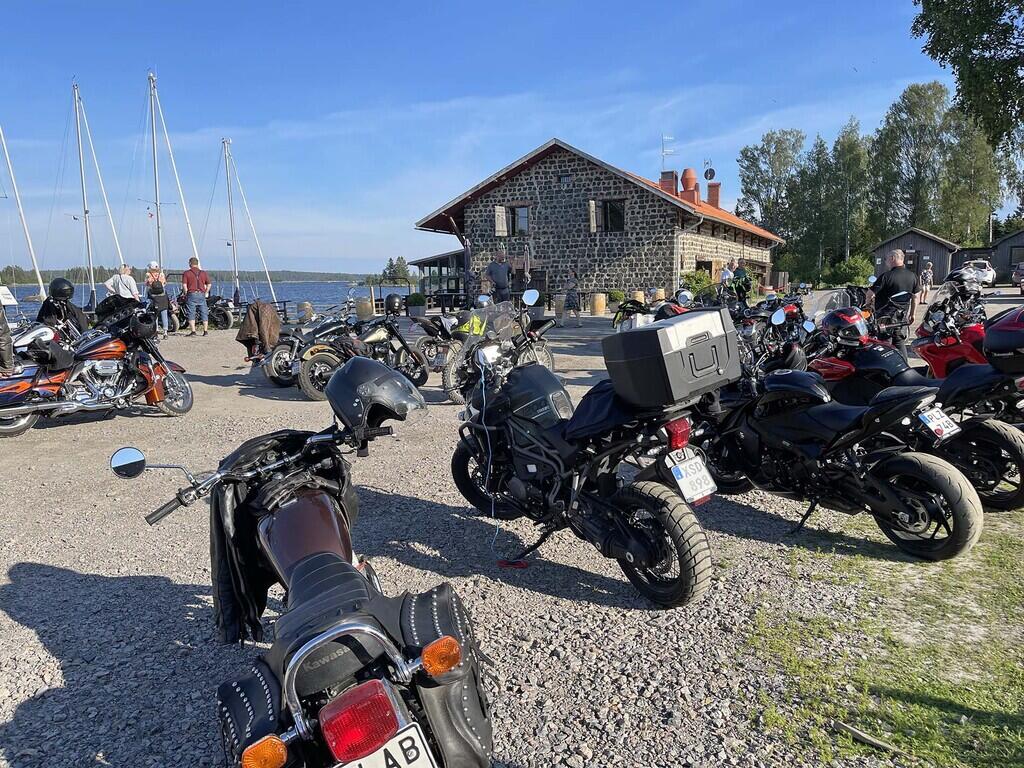 Alla sorters motorcyklar är välkomna till Axmar Brygga.