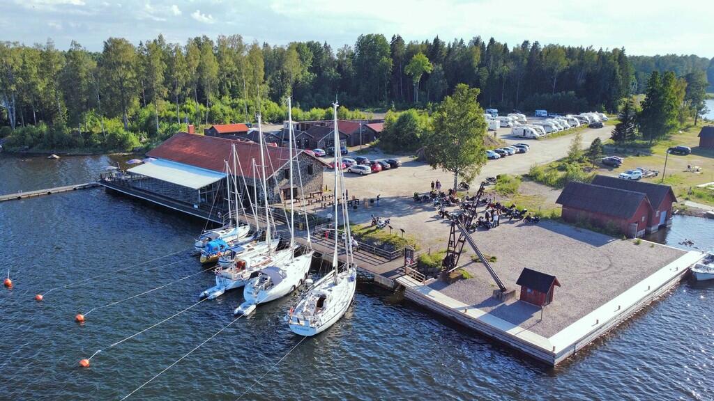 Ta båten till Axmar Brygga i sommar.