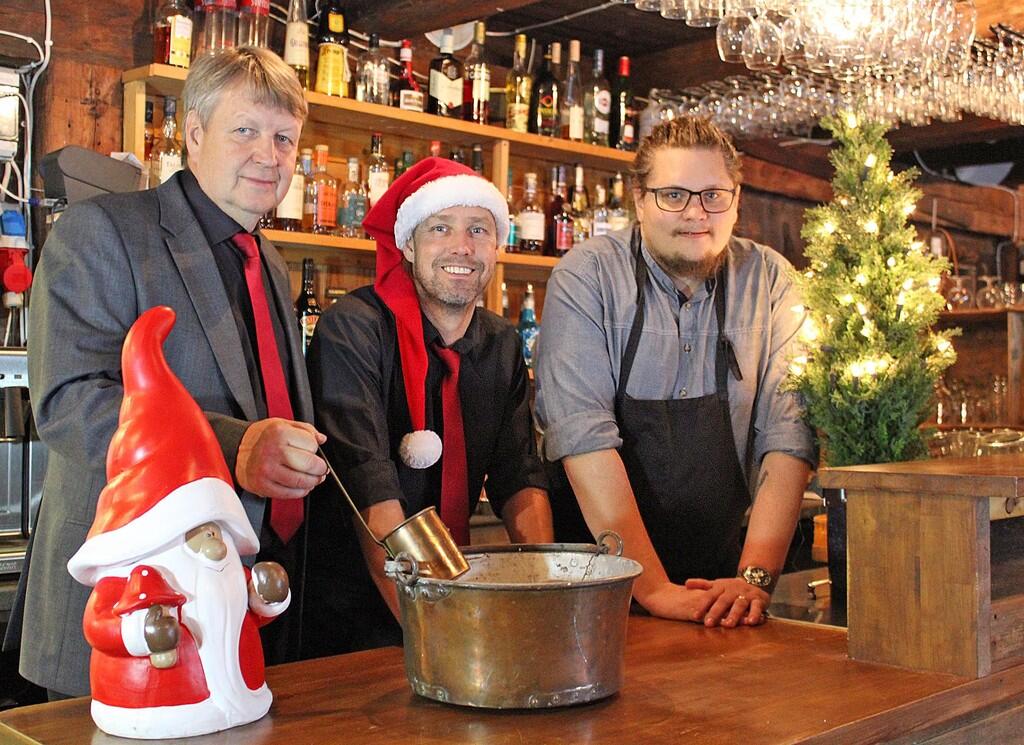 Yngve, Johan och Leif med personal hälsar alla varmt välkomna till årets julbor på Axmar Brygga