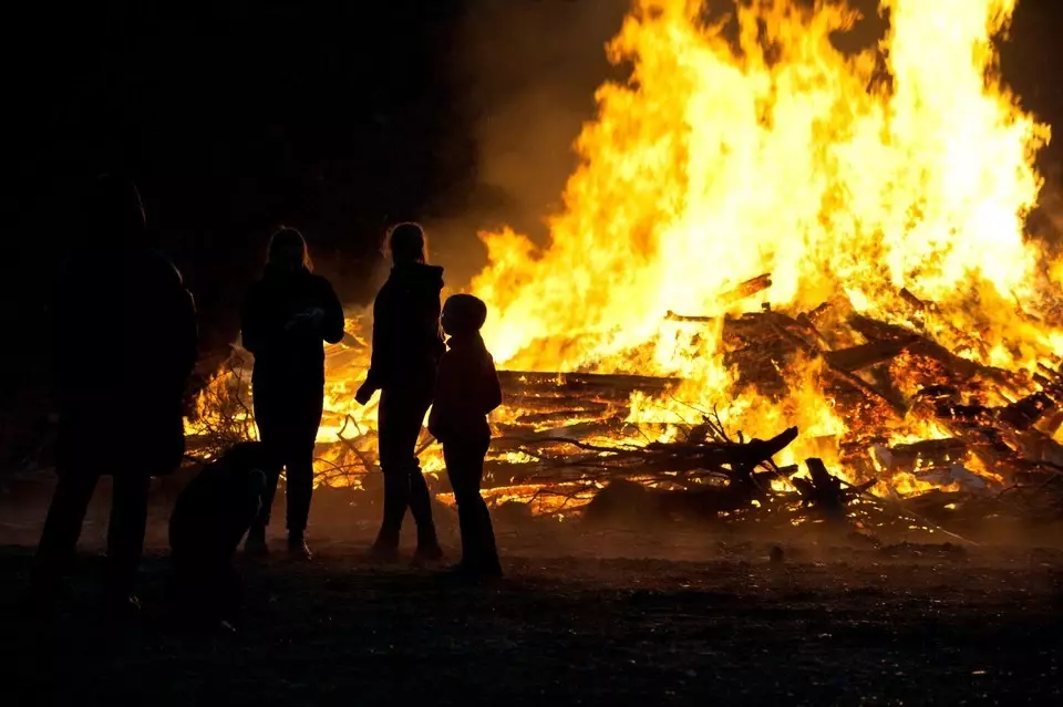 Kase och fyrverkeriefritt Valborgsfirande i Axmar bruk.