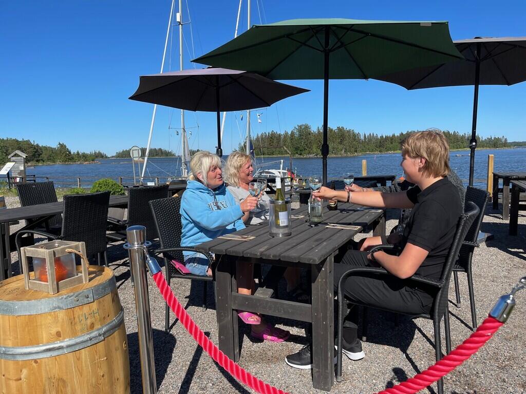 Gästriklands mysigaste uteservering Kajkanten vid Axmar Brygga.