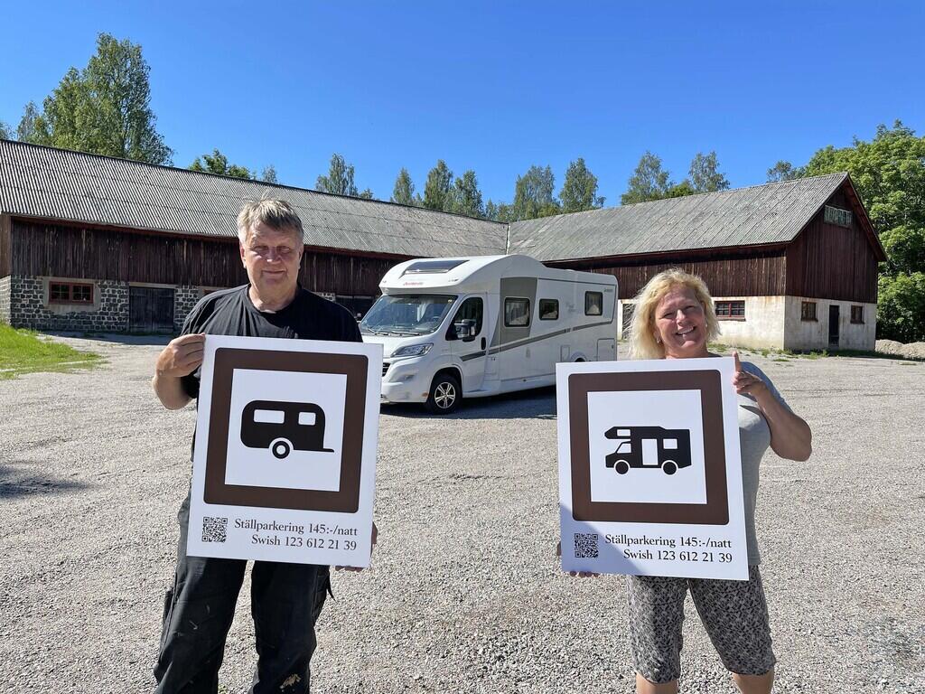 Axmar Bryggas ägare Yngve Persson hälsar husvagnar välkomna till Axmar bruk