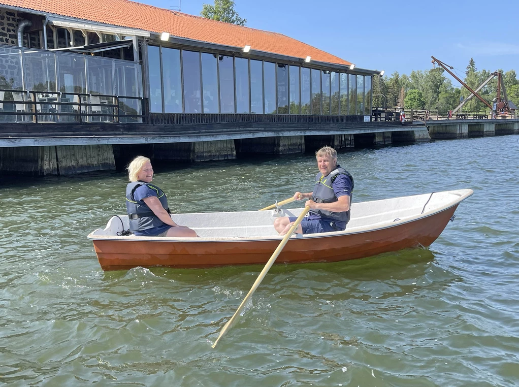 Låna roddbåt i Axmar - porten till Norrlands skärgård.