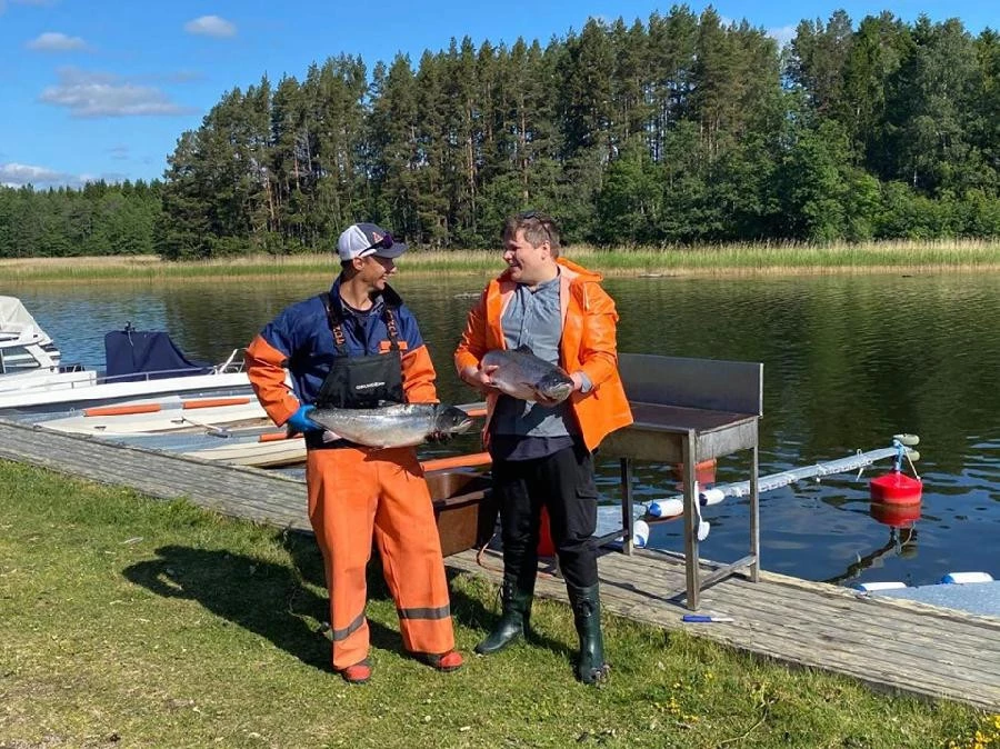 Köksmästare Leif Klövstedt och fiskaren Fredrik Åström går igenom dagens fångst.